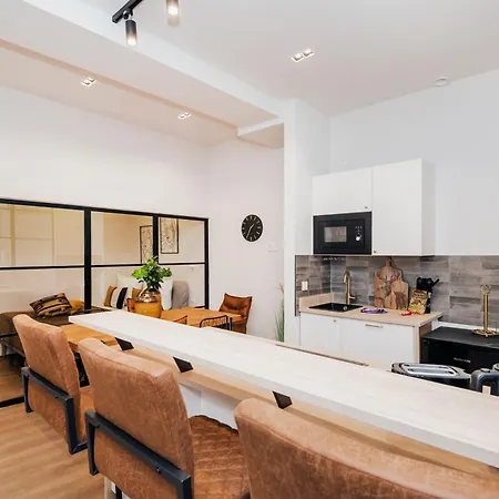 S331 - Luxurious Two Bedroom Duplex In * Köln