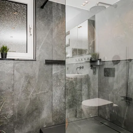 S331 - Luxurious Two Bedroom Duplex In Apartment *